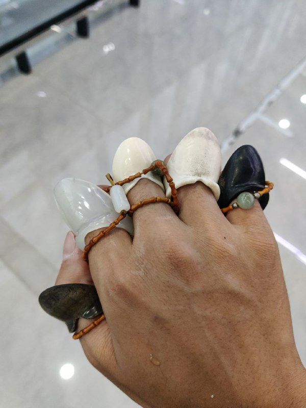 五个小时工时，自己做的第二只扳指，驼鹿角，第一只是盒子里左边那个玉的五个小时工时，自己做的第二只扳指，驼鹿角，第一只是盒子里左边那个玉的