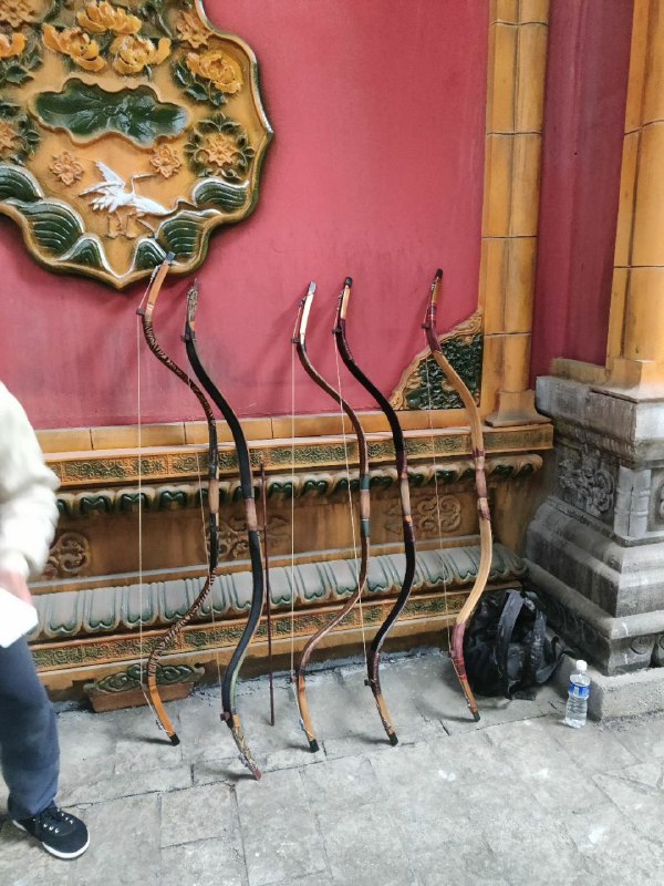 剧组的破弓 属于那种一打眼还挺像那么回事 一上手哪哪都不对 结果还得用这破东西礼射剧组的破弓 属于那种一打眼还挺像那么回事 一上手哪哪都不对 结果还得用这破东西礼射