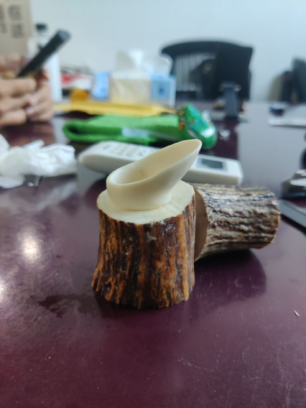 五个小时工时，自己做的第二只扳指，驼鹿角，第一只是盒子里左边那个玉的五个小时工时，自己做的第二只扳指，驼鹿角，第一只是盒子里左边那个玉的